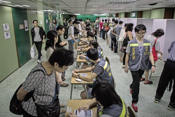 香港民間爭取民主普選的「讓愛與和平佔領中環（簡稱『佔中』）」運動，目前已有超過70萬人投票，預計最快今天晚間11時公布投票結果。（法新社）