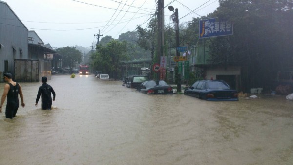 中央氣象局今天下午發布大雨特報，土城金城路二路段傳出淹水，水深達1公尺。（圖︰民眾提供）
