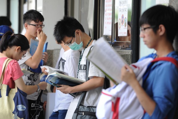 103學年度大學指定科目考試於1日登場，台北建國中學考場考生在預備鈴響前，把握時間做最後衝刺。（記者廖振輝攝）