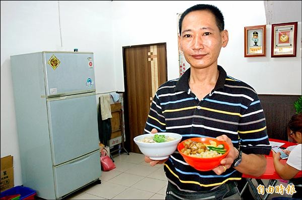 林志峰魯肉飯、假魚肚羹份量足，能讓學童填飽肚子。（記者林國賢攝）