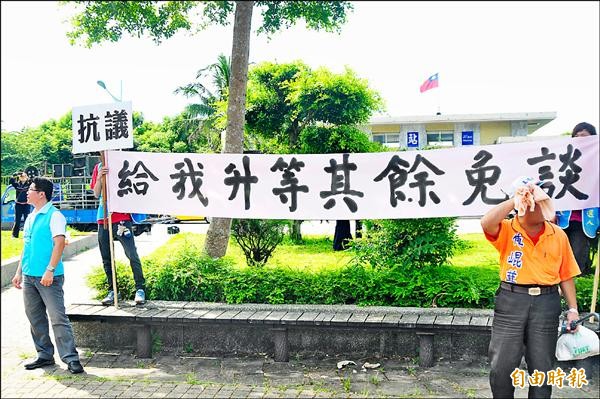 抗議民眾在吉安車站前拉起白布條「給我升等、其餘免談」。（記者花孟璟攝）