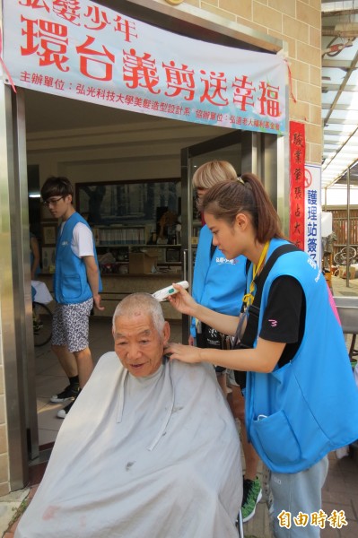 弘光科技大學美髮系學生環台義剪,今早最後一個行程到台中市神岡區松群養護中心,為老人義剪。(記者謝鳳秋攝) 弘光科技大學美髮系學生環台義剪,今早最後一個行程到台中市神岡區松群養護中心,為老人義剪。(記者謝鳳秋攝)