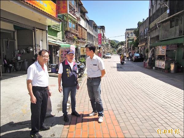 立委徐耀昌（中）會勘汶水老街道路計畫變更。（記者蔡政珉攝）