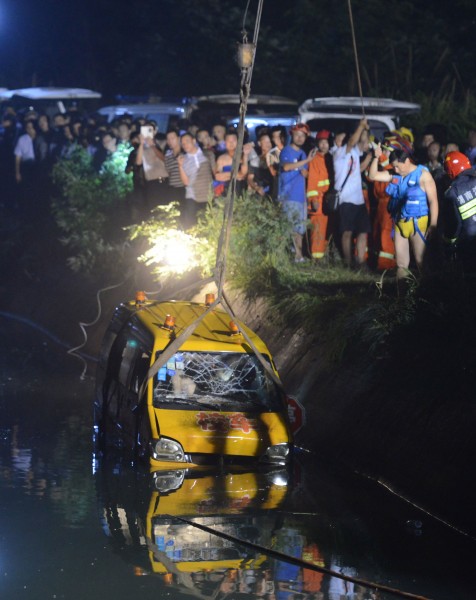 中國湖南省湘潭市一校車跌落水庫，導致11人死亡，據悉，當天是司機最後一天上班。圖為打撈畫面。（法新社）