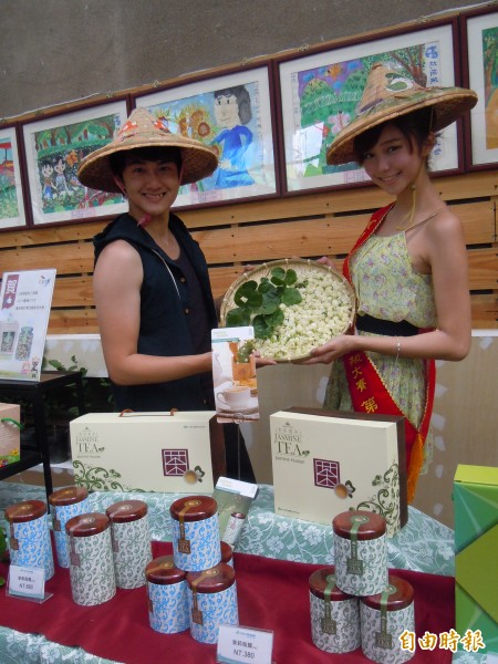 花壇鄉農會打造「茉莉花壇」新品牌，推出一系列安全無毒的茉莉花產品，為在地產業注入活水，找到新出路。（記者張聰秋攝）