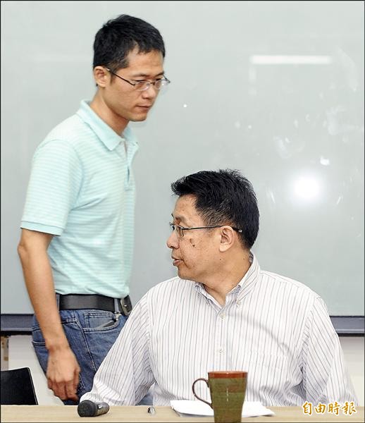教育部長蔣偉寧（右）昨天帶著高雄海科大教授陳震武（左）說明論文問題。（記者陳志曲攝）