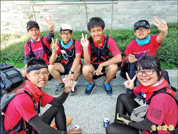 三所大學十名學生組成的公益環島，宣揚旅行在一千公里的教育。（記者廖淑玲攝）