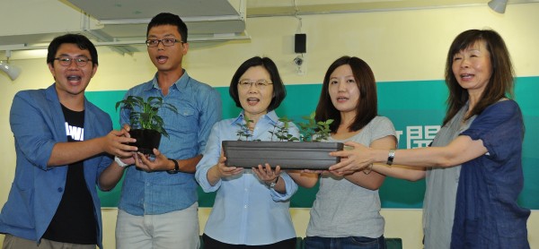 民進黨主席蔡英文今日出席青年部及民主學院主辦「守護民主從政開始」記者會,並與青年部主任傅偉哲(左一)、青年議會台中代表蔡佳勳(左二)及青年部副主任吳沛憶(右二)、作家平路(右一)等,一同公布「青年議會」、「民主小草2014青年參政翻轉基層」計畫,邀請社會青年參與。(記者劉信德攝) 民進黨主席蔡英文今日出席青年部及民主學院主辦「守護民主從政開始」記者會,並與青年部主任傅偉哲(左一)、青年議會台中代表蔡佳勳(左二)及青年部副主任吳沛憶(右二)、作家平路(右一)等,一同公布「青年議會」、「民主小草2014青年參政翻轉基層」計畫,邀請社會青年參與。(記者劉信德攝)