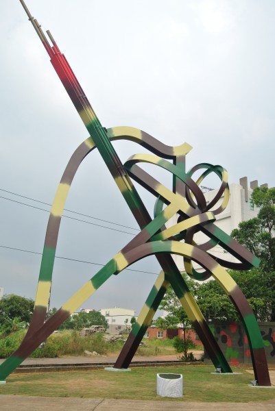 《勇者之箭》用幾何線條呈現拉弓意象。 （記者楊明怡攝）
