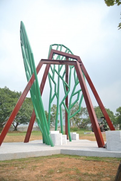 《守護之翼》以蜂巢、蜂翅、H型鋼構成家的意象。 （記者楊明怡攝）
