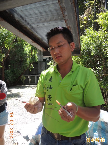 台北市議員童仲彥訪查電影主題公園,驚見針筒與疑似毒品吸食器的容器。(記者葉冠妤攝) 台北市議員童仲彥訪查電影主題公園,驚見針筒與疑似毒品吸食器的容器。(記者葉冠妤攝)