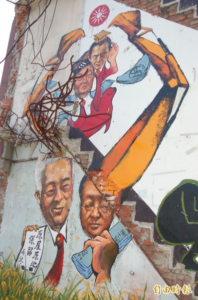 社運藝術家劉宗榮在張藥房僅存壁面創作的「四大惡人」已經完成。（記者彭健禮攝）