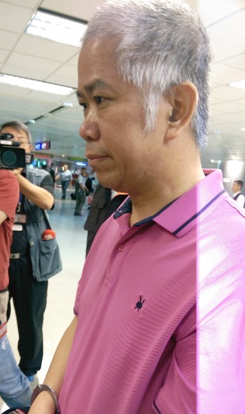 本名「劉秋貴」的假律師吳軾子,今天被依詐欺、違反律師法及業務侵占罪起訴。圖為他6月中旬由刑事局自中國廈門押解回國的資料畫面。(資料照,記者姚介修攝) 本名「劉秋貴」的假律師吳軾子,今天被依詐欺、違反律師法及業務侵占罪起訴。圖為他6月中旬由刑事局自中國廈門押解回國的資料畫面。(資料照,記者姚介修攝)