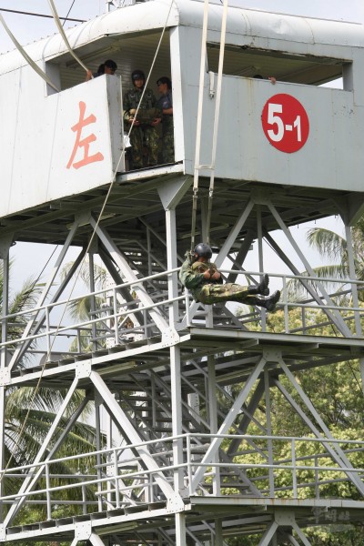 國防部舉辦傘訓特戰營，學員從34英呎的高跳塔上跳下，克服心理恐懼。受中度颱風麥德姆（MATMO）影響，傘訓特戰營延後報到。（圖由軍聞社提供）