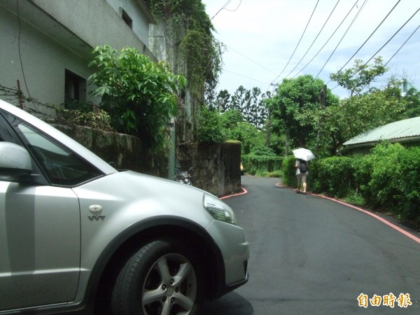 芝玉路一段中間僅有一個車身寬，不只會車時交通打結，附近居民也對行人安全感到憂心。（記者蔡穎攝）