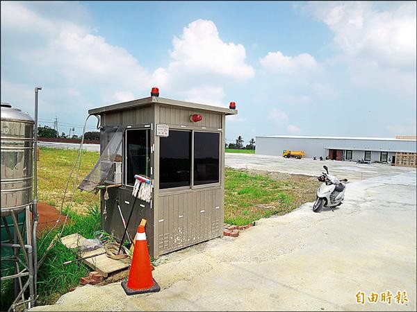 遭砸毀的警衛室在馬稠後園區入口處。（記者吳世聰攝）