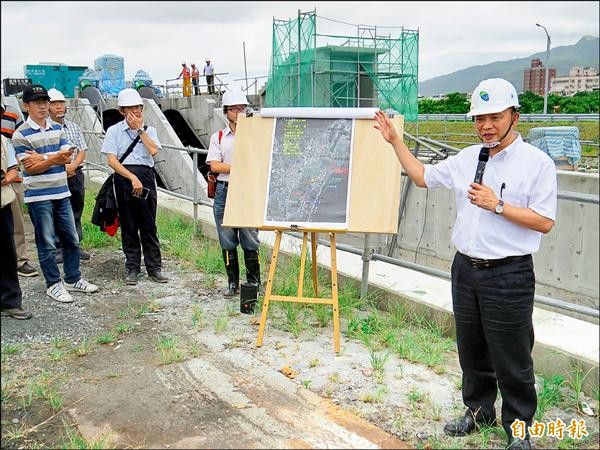 宜蘭縣長林聰賢（右）視察大坑抽水站工程，面對「麥德姆」襲台，抽水站提前投入防颱作業。（記者王揚宇攝）