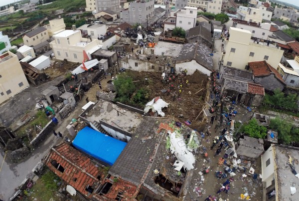 復興航空澎湖空難現場空拍。（記者羅沛德攝）