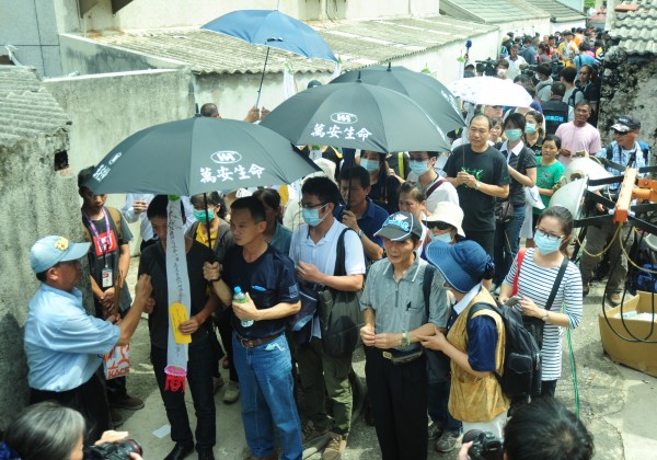 復興航空於澎湖發生空難，罹難者家屬24日下午至失事現場招魂。（記者羅沛德攝）