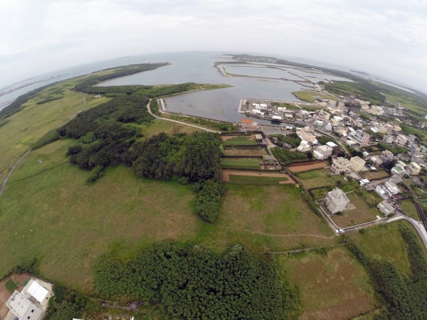 復興航空於澎湖發生空難，空拍畫面中的樹林疑為第一撞擊點。（記者羅沛德攝）