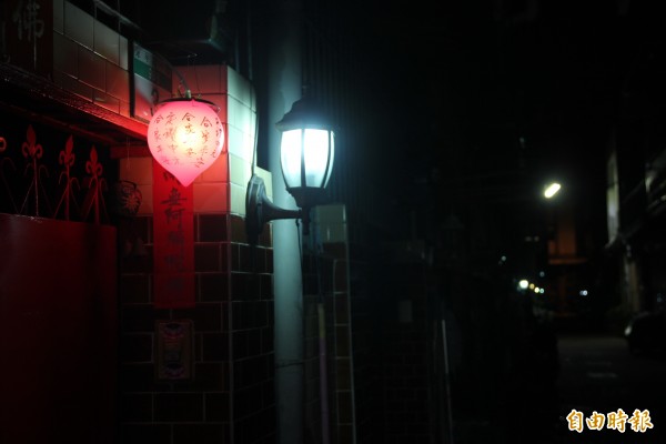 夜間照明普及，僅存少數人家還依傳統掛起普度公燈。
（記者黃文鍠攝）