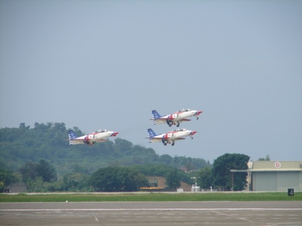 岡山空軍官校機場噪音補助，引起不少大岡山地區民眾的興趣。（記者蘇福男攝）