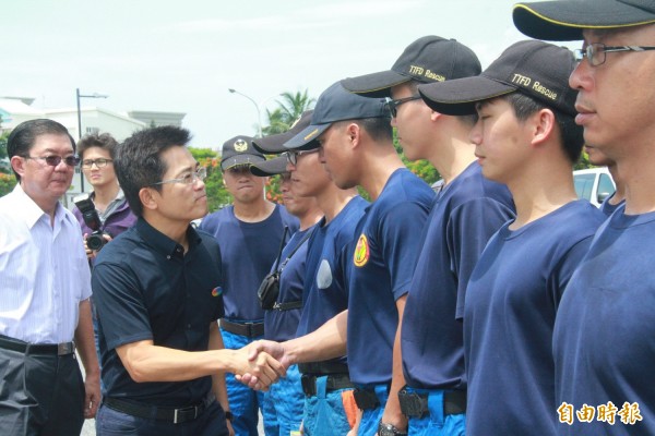 台東縣消防局動員首批救助人力增援高雄氣爆搜救工作，台東縣長黃健庭給予隊員加油打氣。（記者陳賢義攝）