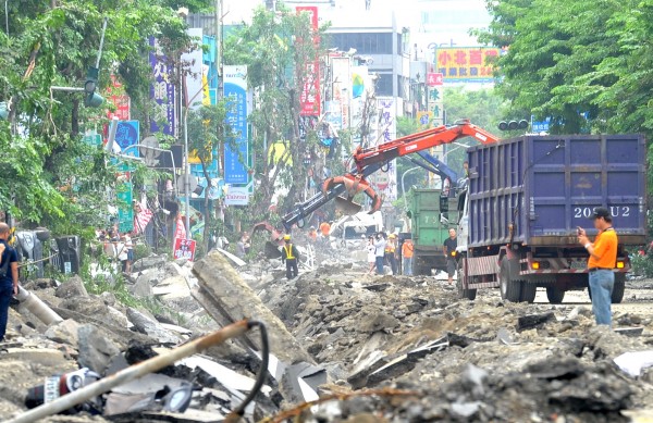 高雄市府因氣爆事故，公布多處道路封閉以及公車改道資訊。（記者黃志源攝）