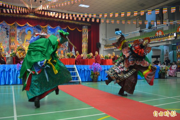 員林鎮消災祈福法會，由喇嘛跳金剛舞為高雄氣爆死傷者祈福。（記者湯世名攝）