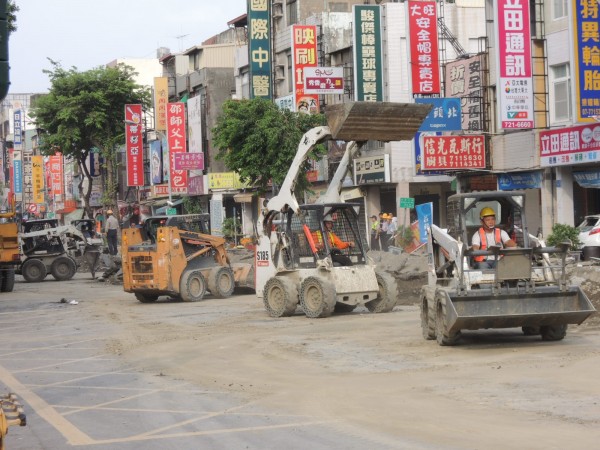 三多路及凱旋三路開始清理路面，今早化學兵也到場檢測氣體的含量。（記者洪臣宏攝）