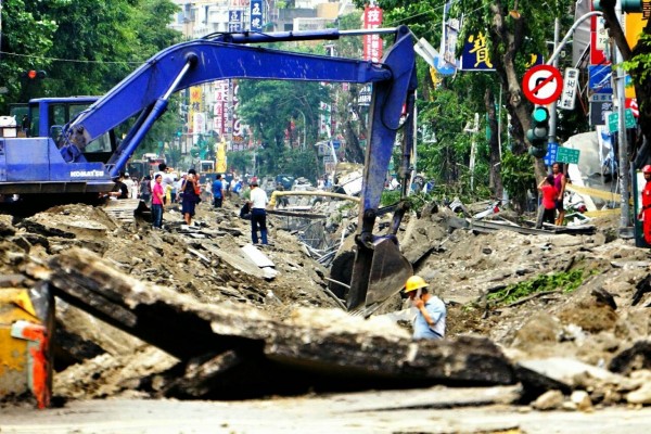 高雄市前鎮區昨日凌晨發生嚴重氣爆，災區道路滿目瘡痍，而許多當地商家、飯店也開始針對災民提供物資、住宿等援助。（資料照，記者鹿俊為攝）