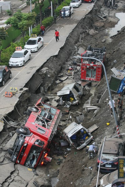 氣爆現場不少消防車翻覆。（記者張忠義攝）