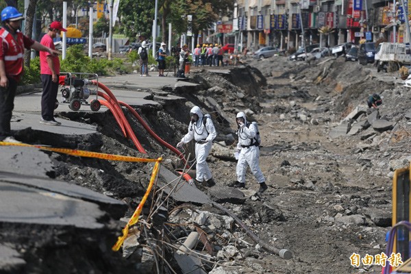 高雄大氣爆後，位於二聖、凱旋的氣爆點已經封鎖，國軍在現場偵測是否有殘留氣體。 （記者張忠義攝）