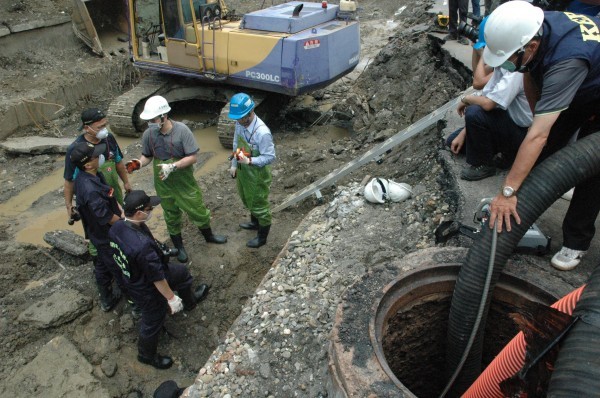 高雄上月31日發生氣爆案，經濟部次長杜紫軍今聽取各單位報告，做出最新說明。圖為檢察官謝肇晶（白帽、青蛙裝）今到氣爆現場會勘。（記者方志賢攝）