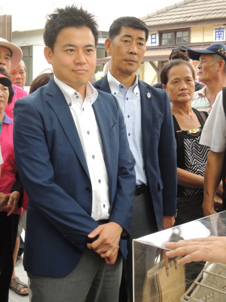 九州宮崎縣日南市長崎田恭平（左）外表帥氣。（記者張軒哲攝）