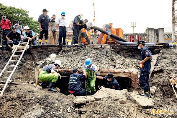 高雄地檢署追查高雄氣爆元凶，昨天指派檢察官謝肇晶會同金屬管線專家二度會勘凱旋、二聖路口下方箱涵一條石化氣管線。（記者張忠義攝）