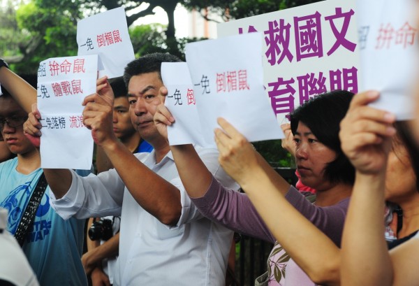 教育部長吳思華今天上任,十二年國教家長聯盟等教育團體到教育部外陳情,呼籲吳思華正視升學制度的問題。(記者羅沛德攝) 教育部長吳思華今天上任,十二年國教家長聯盟等教育團體到教育部外陳情,呼籲吳思華正視升學制度的問題。(記者羅沛德攝)