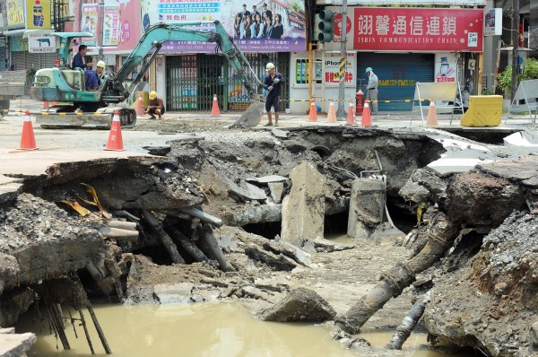 氣爆災難中，高雄市政府是最大受災人之一，數公里道路遭炸毀，市政府可對榮化提起假扣押，且政府機關提起，通常法官會裁定酌減、或免除擔保金。（資料照，記者王敏為攝）