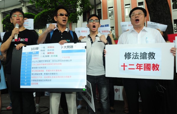 調漲大學學雜費遭到各界抨擊,教育部長吳思華今早上任後,接受媒體訪問時仍強勢表示,漲學費是為大家好。(記者羅沛德攝) 調漲大學學雜費遭到各界抨擊,教育部長吳思華今早上任後,接受媒體訪問時仍強勢表示,漲學費是為大家好。(記者羅沛德攝)