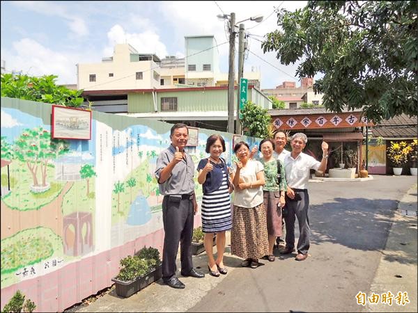 嘉義市65歲北榮里民陳子酉（左一）與宗親欣賞巷弄彩繪作品。（記者王善嬿攝）