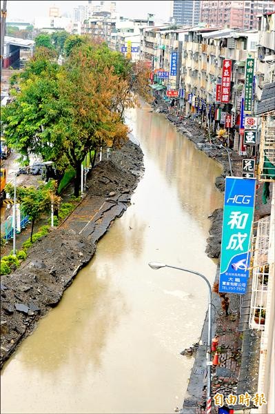 高雄大氣爆後，災區地下的箱涵幾乎破壞殆盡，也喪失地下排水的功能，昨天上午一場大雨，橫過一心、二聖、三多路的凱旋路，變成一條河流，宛如一條凱旋河，影響救災進度。（記者張忠義攝）