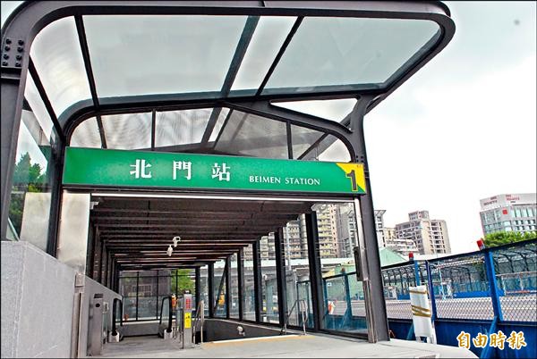 高輪ゲートウェイ駅改札口の駅名表記が明朝体なのはデザイナー隈研吾氏による「和」の表現 ->画像>23枚 