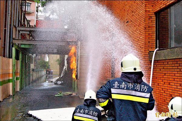 衛福部新營醫院疑似瓦斯管線斷裂造成瓦斯外洩起火，南市消防局新營消防分隊迅速趕抵灌救。（記者王涵平攝）