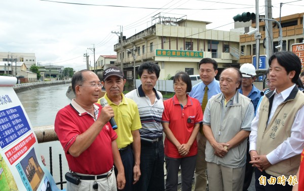 台南市長賴清德（右1）視察三爺溪，仁德工業區廠商協進會理事長林伯川（左1）帶領廠商代表專程致謝，肯定市府治水有成。（記者吳俊鋒攝）