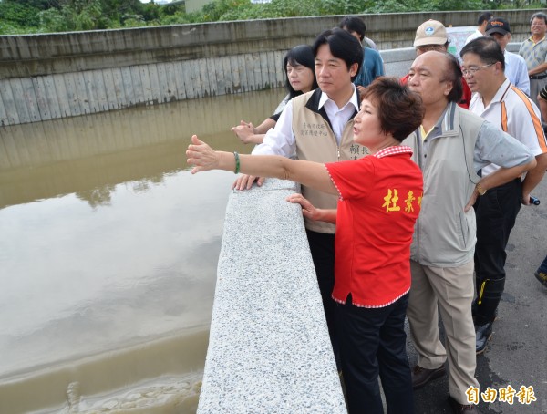 賴清德（左）視察港尾溝溪分洪道，該工程在今天的大雨也發揮了功效。（記者吳俊鋒攝）