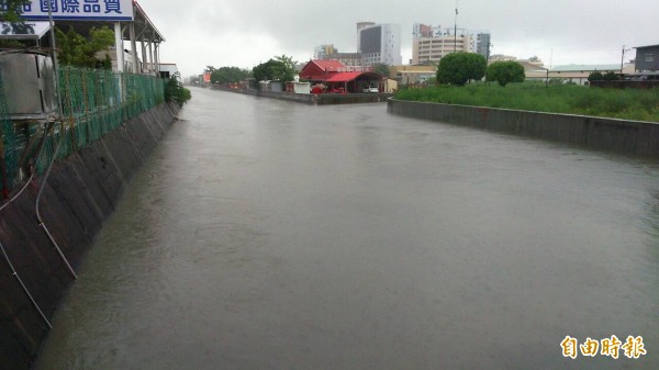 今天上午台南大雨，三爺溪水位暴漲，所幸已增建防洪牆，並未傳出災情。（記者吳俊鋒攝）