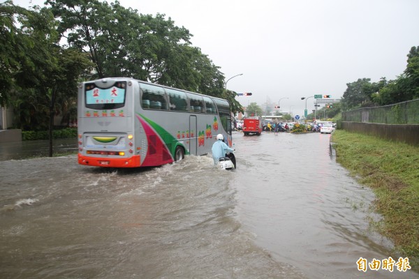 間歇性大雨造成區域排水宣洩不及，台南市東區與仁德交界附近的裕義路發生積水。（記者吳俊鋒攝）