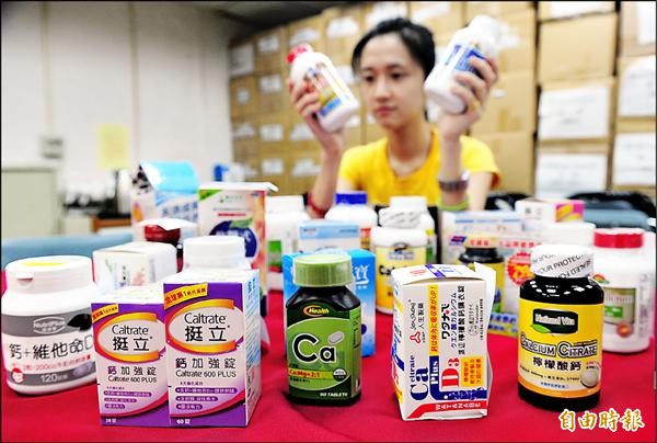 消基會調查市售鈣片，發現一成五的鈣含量與標示不符，專家提醒，若人體血液鈣含量太高，恐導致心律不整，甚至引發猝死風險。（記者羅沛德攝）