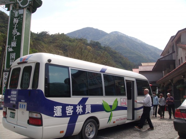  李姓婦人到南投縣溪頭森林遊樂區旅遊，回程在員林客運溪頭站等候班車時，不慎被地板上設置的凸起鋼筋絆倒受傷，李婦向員客請求上百萬元損害賠償，彰化地院審理認為李婦也需負擔3成責任，14日判決員客須給付李婦28萬2956元。圖為資料照，與本新聞無關。（資料照，記者陳信仁攝）