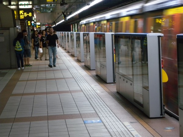 日前捷運忠孝復興站發生捷運到站到月台門卻緊閉不開的情況。（資料照，記者吳亮儀攝）